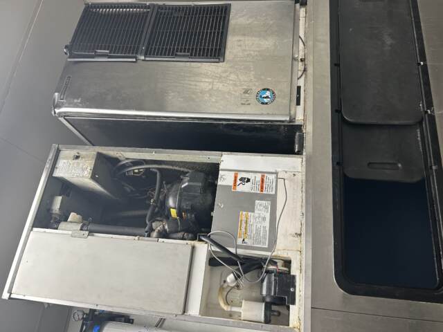 Commercial kitchen ice machine 