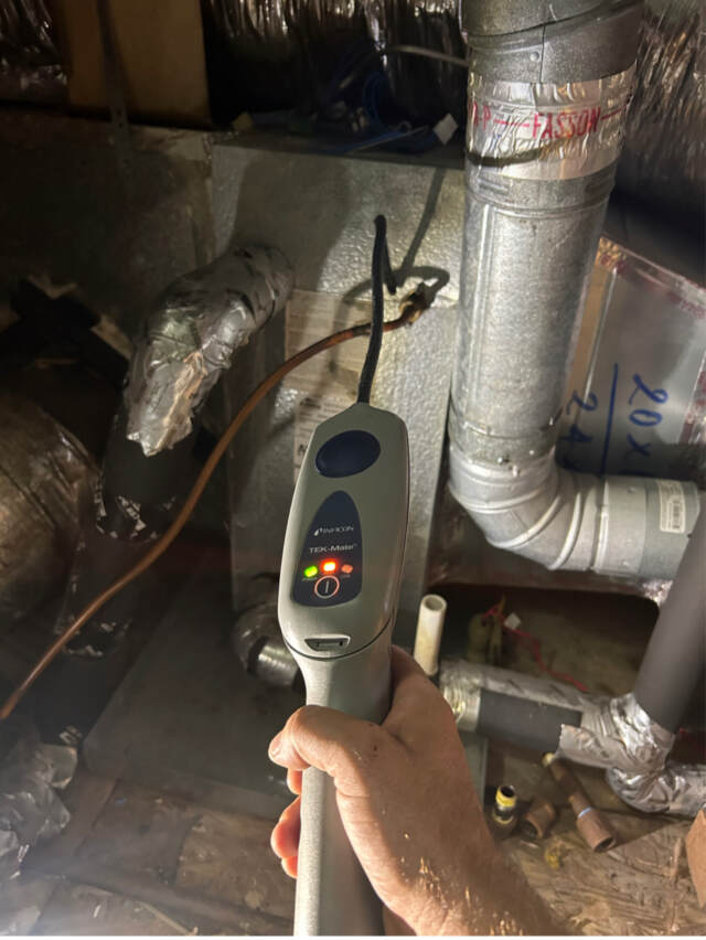 Refrigerant leak detector 